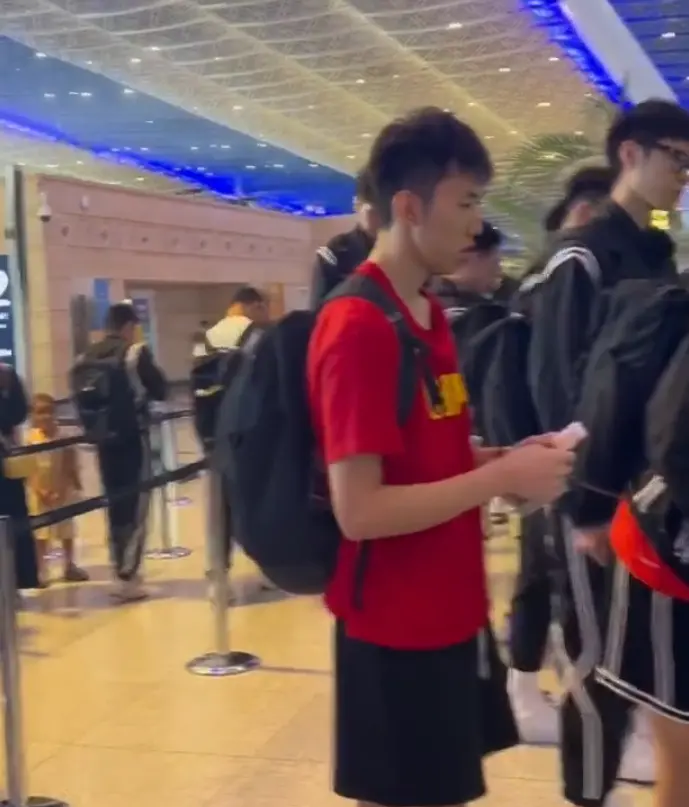 现身接机, 男篮已落地